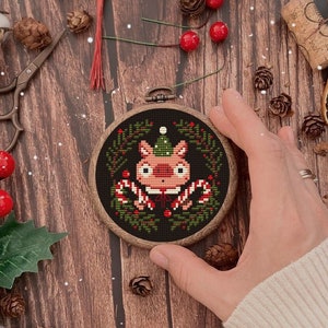 Patrón de punto de cruz de Navidad Piglet, Papá Noel, Adorno, Muestra de invierno, Festivo moderno, bordado, corona, muérdago, mini patrón