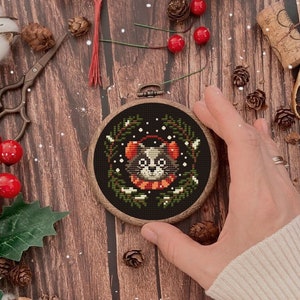 Patrón de punto de cruz de Navidad de mapache, Papá Noel, Adorno, Muestra de invierno, Festivo moderno, bordado, corona, muérdago, mini patrón
