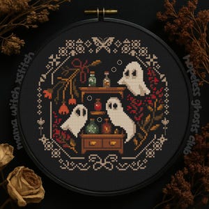 Puede incluir: Un diseño de punto de cruz con temática de Halloween. El diseño incluye tres fantasmas blancos, una estantería de madera con botellas de pociones y elementos florales decorativos. El diseño está enmarcado en un aro negro con el texto "mama witch xstitch" y "hopeless ghosts club".