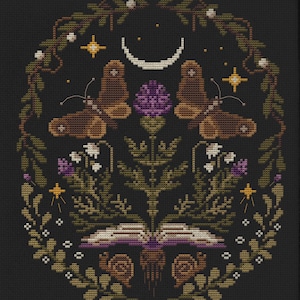 以下が含まれることがあります： 三日月、星、蛾が2匹、紫色のアザミ、本、カタツムリが描かれた円形の刺繍デザイン。デザインは、黒い背景に緑の葉と白い花でできたリースで囲まれています。