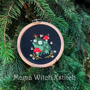 Little MIssy cross stitch pattern, hen, chicken cross stitch, floral wreath cross stitch, kitchen cross stitch, easy cross stitch