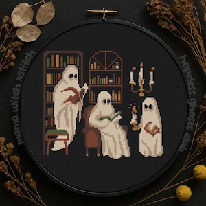 Peut inclure: Broderie au point de croix représentant trois fantômes dans une bibliothèque. L'un joue d'un instrument à cordes, un autre lit, et le troisième tient une bougie et un livre. Le motif est dans un cercle noir avec le texte "mama witch xstitch" et "hopeless ghosts club".