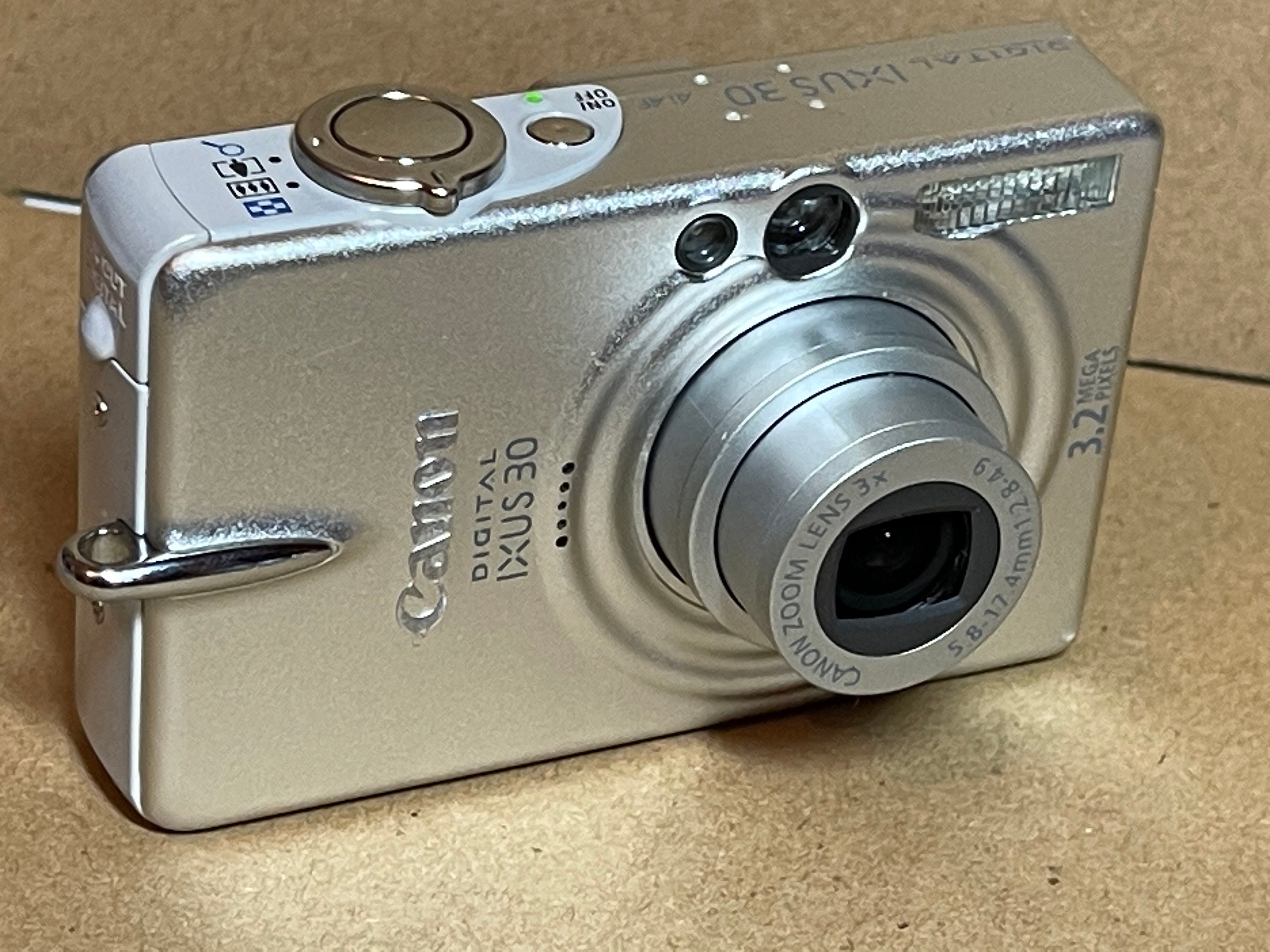 Descubre la versátil Cámara Vintage Digital Canon IXUS 30