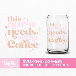 Può includere: Un design rosa e pesca con il testo "this nurse needs some coffee" su una lattina di vetro trasparente. Il design è perfetto per un amante del caffè o un'infermiera.