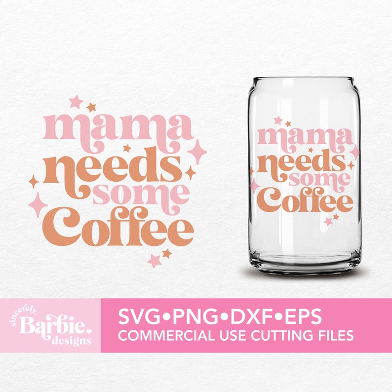 Op de afbeelding: Een digitaal ontwerpbestand voor een koffiemok met de tekst "mama needs some coffee" in een retro-lettertype met roze en oranje kleuren en sterren.
