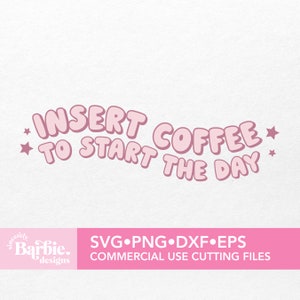 Puede incluir: Gráfico rosa con el texto "INSERT COFFEE TO START THE DAY" con estrellas a cada lado. El texto está en una fuente de burbuja. Debajo del gráfico hay un rectángulo rosa con el texto "SVG.PNG.DXF.EPS ARCHIVOS DE CORTE DE USO COMERCIAL".