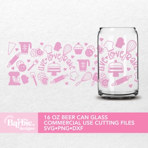 Puede incluir: Un vaso de cerveza de 473 ml con forma de lata con un diseño rosa que incluye iconos de temática de repostería y las palabras "Live, Love, Bake".
