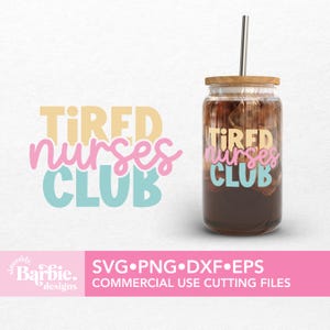 Może przedstawiać: Projekt graficzny z tekstem "TIRED NURSES CLUB" w r&oacute;żowych, ż&oacute;łtych i niebieskich literach. Projekt jest pokazany na przezroczystym szklanym słoiku z brązową pokrywką i słomką. Słoik jest wypełniony brązową cieczą.