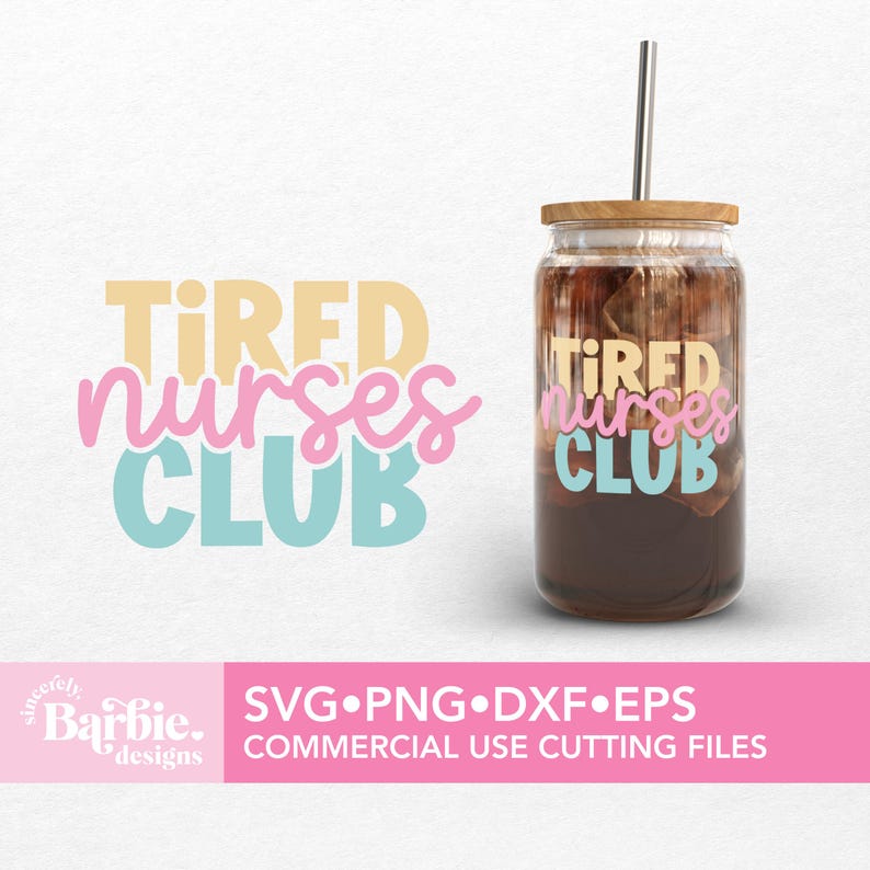Może przedstawiać: Projekt graficzny z tekstem "TIRED NURSES CLUB" w r&oacute;żowych, ż&oacute;łtych i niebieskich literach. Projekt jest pokazany na przezroczystym szklanym słoiku z brązową pokrywką i słomką. Słoik jest wypełniony brązową cieczą.