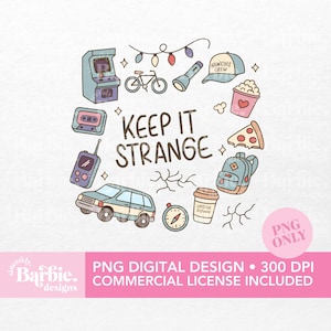 Puede incluir: Diseño digital con ilustraciones de una máquina recreativa, bicicleta, casete, coche, brújula, taza de café, mochila, porción de pizza y gorra de béisbol con "Hawkins Crew". El texto "Keep It Strange" está en el centro.