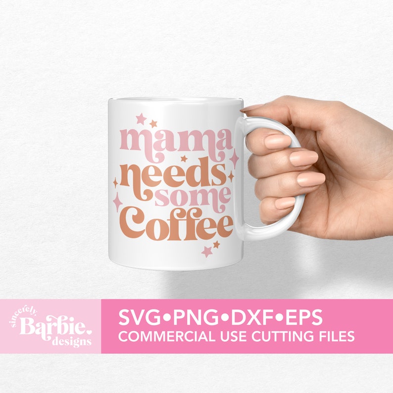 Op de afbeelding: Een witte keramische mok met de tekst "mama needs some coffee" in roze en bruine letters met sterren.