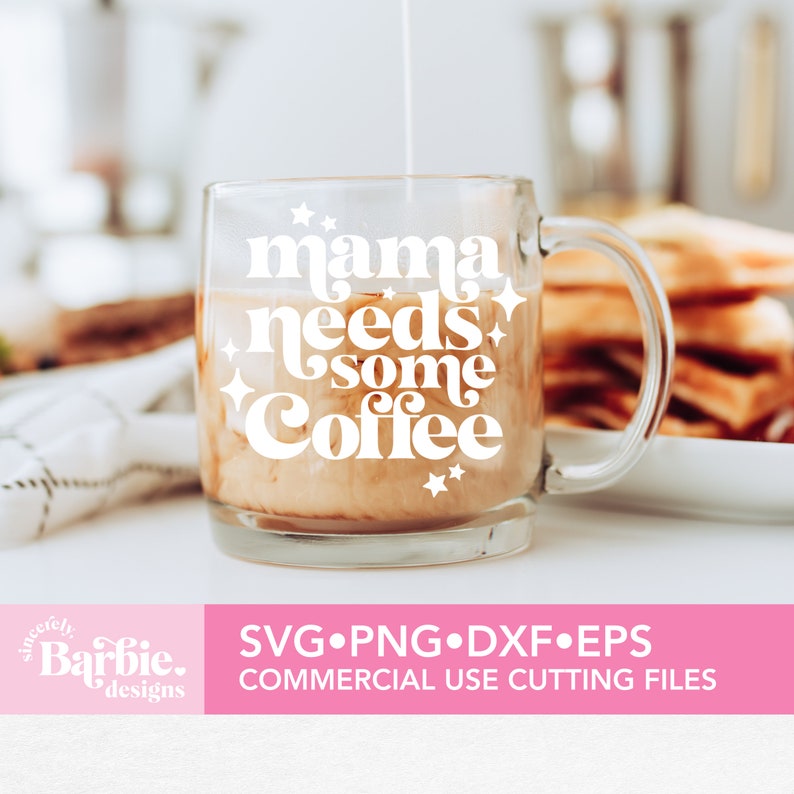 Op de afbeelding: Een heldere glazen mok met een wit ontwerp met de tekst "mama needs some coffee" met sterren rond de tekst. De mok is gevuld met koffie en room.