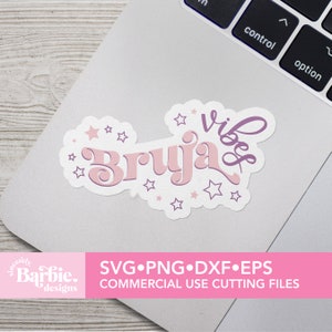 Könnte beinhalten: Ein digitales Design in Rosa und Lila mit dem Text "Bruja Vibes", umgeben von weißen Sternen. Das Design ist auf weißem Hintergrund.