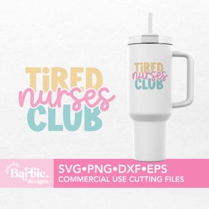 Może przedstawiać: Biały kubek z uchwytem i słomką. Kubek ma napis "TIRED nurses CLUB" w r&oacute;żowych, ż&oacute;łtych i niebieskich literach.