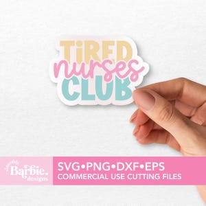 Może przedstawiać: Biała naklejka z tekstem "TIRED NURSES CLUB" w r&oacute;żowych, ż&oacute;łtych i niebieskich literach. Naklejkę trzyma ręka.