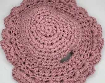 Cappello a forma di gatto all'uncinetto