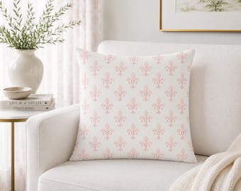 Cojín cuadrado rosa con flor de lis, elegante cojín decorativo de inspiración francesa.