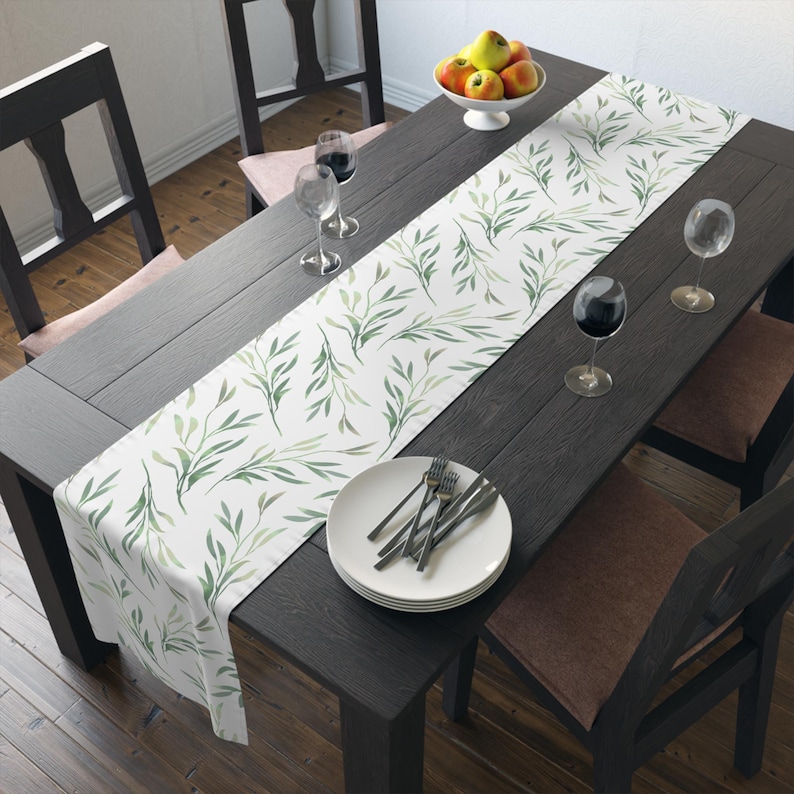 Camino de mesa de hojas verdes suaves, decoración botánica para mesa, comedor de estilo campestre francés, decoración de mesa cottagecore, camino de mesa neutro de eucalipto imagen 7