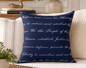Cojín azul con el preámbulo de la Constitución / Decoración "Nosotros el Pueblo" / Cojín azul marino con motivos estadounidenses / Decoración tradicional neutra para el hogar / Regalo para amantes de la historia