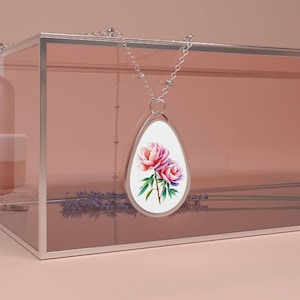 Oval Halsketten-Anhänger mit rosa Rosen, Rosen-Blumen-Schmuck, florale Accessoires, botanische Halskette, romantisches Geschenk für sie, Natur inspiriert