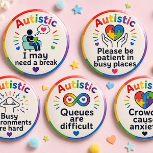 Puede incluir: Cinco chapas redondas con fondo blanco y bordes de colores del arcoíris. Cada chapa presenta la palabra Autistic en texto arcoíris e ilustraciones únicas con las frases: I may need a break, Please be patient in busy places, Busy environments are hard, Queues are difficult y Crowds cause anxiety.
