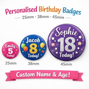 以下が含まれることがあります： ピンク、青、紫の3つのパーソナライズされた誕生日バッジ。バッジの直径は25mm、38mm、45mmです。各バッジには名前と年齢が記載され、下に「Today！」の文字があります。上部のテキストは「Personalised Birthday Badges」です。