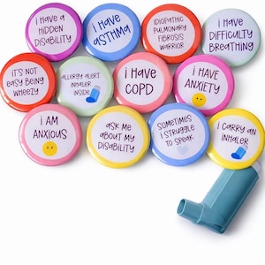 Puede incluir: Una colección de botones redondos y coloridos con varias frases relacionadas con problemas de salud, como "Tengo asma" y "Tengo ansiedad". Los botones son de diferentes colores y tienen texto blanco. También hay un inhalador.