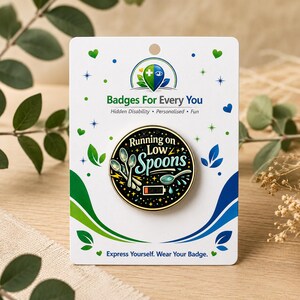 Puede incluir: Un pin redondo de esmalte sobre una tarjeta blanca con el texto Running on Low Spoons, ilustraciones de tres cucharas y un icono de bater&iacute;a baja. El pin tiene un fondo negro con estrellas doradas. La tarjeta incluye el texto Badges For Every You.