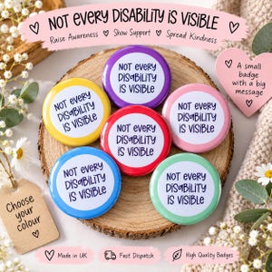 Puede incluir: Un conjunto de seis chapas redondas en colores amarillo, morado, rojo, rosa, azul y verde menta. Cada chapa presenta un centro blanco con el texto negro "NOT every DiSABiLiTY iS viSiBLE" impreso en una fuente estilizada con mayúsculas y minúsculas.