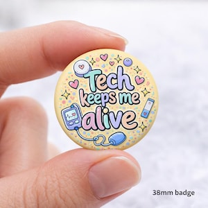 Puede incluir: Una insignia redonda de 38 mm de color amarillo con el texto "Tech keeps me alive" en turquesa y morado. La insignia presenta ilustraciones de dispositivos médicos y corazones en colores pastel.