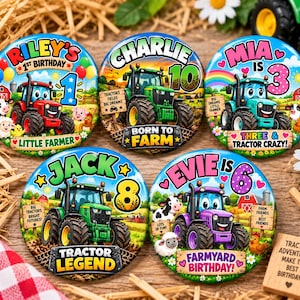 Puede incluir: Cinco chapas circulares con tractores de dibujos animados y animales de granja. Cada chapa muestra el nombre de un niño, su edad y textos sobre la granja, incluyendo Riley's 1st Birthday, Charlie Born to Farm, Mia is 3, Jack Tractor Legend y Evie Farmyard Birthday.