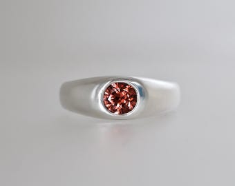 Siegelring mit rot-orangem Malaya-Granat – Gebürstetes Sterlingsilber, 0,83 ct rund, Größe 6,9