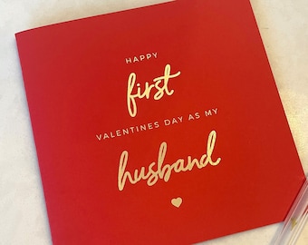 Carte en feuille d'or pour femme/mari « Joyeuse première Saint-Valentin en tant que mari » OU « Femme » | Papier brillant sur carte écologique rouge et enveloppe blanche de luxe