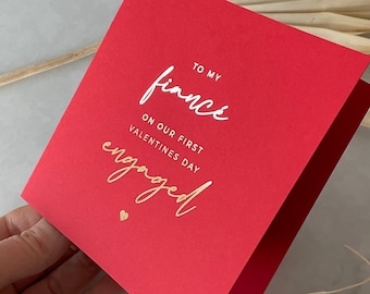 Carte d'amour en feuille d'or « À mon fiancé pour nos premières fiançailles pour la Saint-Valentin » | Papier brillant sur carte écologique rouge foncé et enveloppe blanche de luxe