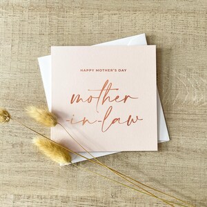 Tarjeta ecológica para el Día de la Madre con lámina de oro rosa brillante para tu suegra en color rosa polvoriento.