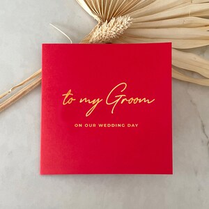 Tarjeta de novio con lámina dorada sobre cartulina gruesa ecológica de color rojo intenso/Tarjeta para el día de la boda para el novio y su esposo