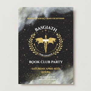 Op de afbeelding: Een donkere uitnodiging voor een boekenclubfeest, met de tekst "BASGIATH DOESN'T MAKE EXCEPTIONS" en "BOOK CLUB PARTY". Het ontwerp bevat een gouden embleem en de datum en tijd van het evenement.