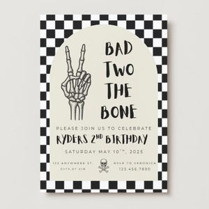 以下が含まれることがあります： 白黒の市松模様のボーダーが付いた誕生日招待状。「BAD TWO THE BONE」の文字と、ピースサインをする骸骨の手が特徴です。招待状には「PLEASE JOIN US TO CELEBRATE RYDERS 2ND BIRTHDAY」と書かれています。