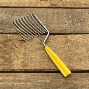 Vintage Cake Comb / Cake Breaker with Butterscotch Marbled Bakelite Handle