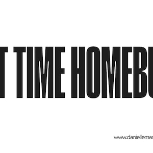 Könnte beinhalten: Minimalistisches Design mit dem Text "FIRST TIME HOMEBUYER" in fetten, schwarzen Buchstaben. Der Name "Danielle Marquez" und Kontaktinformationen sind ebenfalls enthalten. Das Gesamtthema ist Immobilien.