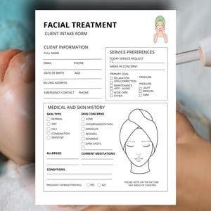Puede incluir: Un formulario de admisión de clientes para tratamiento facial en blanco con texto negro. El formulario incluye secciones para información del cliente, preferencias de servicio e historial médico. Una ilustración de una persona con una toalla en la cabeza está en el formulario.