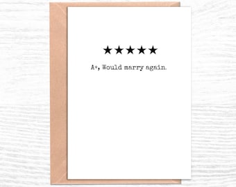Könnte beinhalten: Eine weiße Karte mit dem Text "A+, Would marry again." und fünf schwarzen Sternen. Die Karte befindet sich in einem braunen Umschlag. Das Design ist schlicht und minimalistisch.
