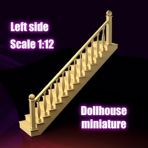 Può includere: Una scala in miniatura per casa delle bambole, di colore beige chiaro, con balaustra e corrimano. Il testo "Left side Scale 1:12" e "Dollhouse miniature" sono visibili. La scala ha 11 gradini.
