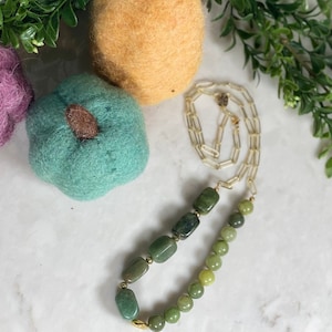Collar llamativo con cuentas verdes y doradas para mujer, cuentas verdes, collar en tono dorado, moda de vacaciones