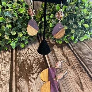 Pendientes de resina morada y madera con cuentas de vidrio alambradas