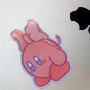 Kirby Sticker mit Schleife – Vinyl Sticker für Wasserflaschen, Laptops & mehr