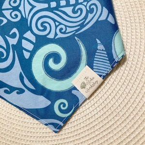 Aumakua | Bandana dla psa w kolorze niebiesko-morskim, białym, plemiennym, żółwiowym, płaszczkowym, oceanicznym | Zapinana na zatrzask bandana dla psa | Hawajska wyspa, inspirowana tropikalną roślinnością | Ręcznie robione