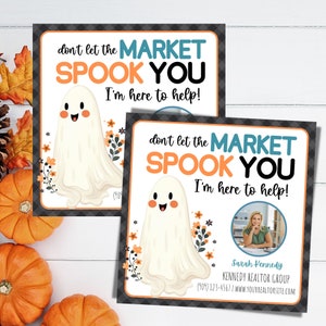 Puede incluir: Dos tarjetas de marketing inmobiliario con temática de Halloween con una ilustración de un fantasma y el texto "No dejes que el mercado te asuste. ¡Estoy aquí para ayudarte!" Una tarjeta tiene una foto de un agente inmobiliario con información de contacto.