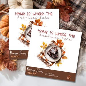 Pode incluir: Dois cartões quadrados com o texto "HOME IS WHERE THE brownies bake." apresentam um prato de brownies polvilhados com açúcar de confeiteiro, folhas de outono e uma toalha de mesa xadrez. Os cartões também incluem o nome e as informações de contato de um corretor de imóveis.