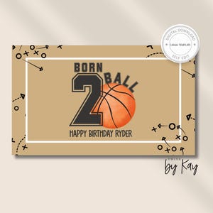 Może przedstawiać: Cyfrowa kartka urodzinowa z motywem koszykówki. Karta zawiera słowa "BORN 2 BALL" z grafiką koszykówki. Tekst "HAPPY BIRTHDAY RYDER" jest również dołączony. Karta ma beżowe tło z białymi obramowaniami i schematami gry.